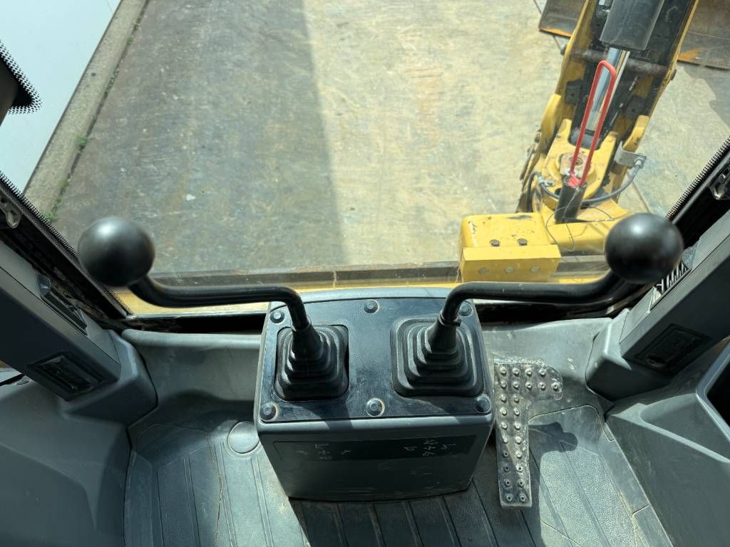 CAT 427F2 - Telescopic / 6/1 Bucket + Forks + Hammer