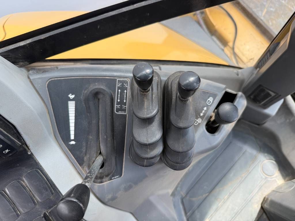 CAT 427F2 - Telescopic / 6/1 Bucket + Forks + Hammer