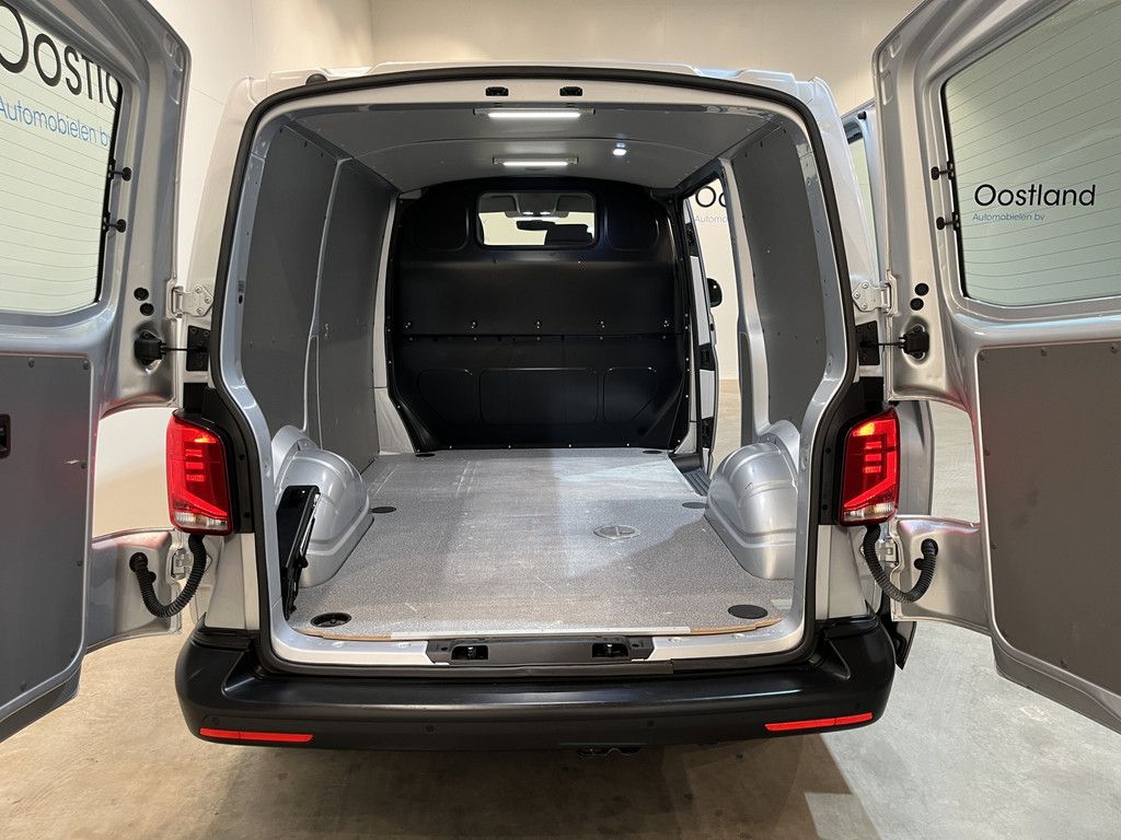 Volkswagen Transporter 2.0 TDI L1H1 150 PK Automaat / Airco / Cruise Control Adap. / CarPlay / PDC / Navigatie / 3-Zits