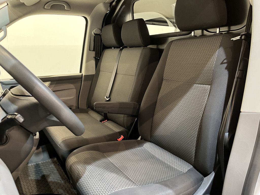 Volkswagen Transporter 2.0 TDI L1H1 150 PK Automaat / Airco / Cruise Control Adap. / CarPlay / PDC / Navigatie / 3-Zits