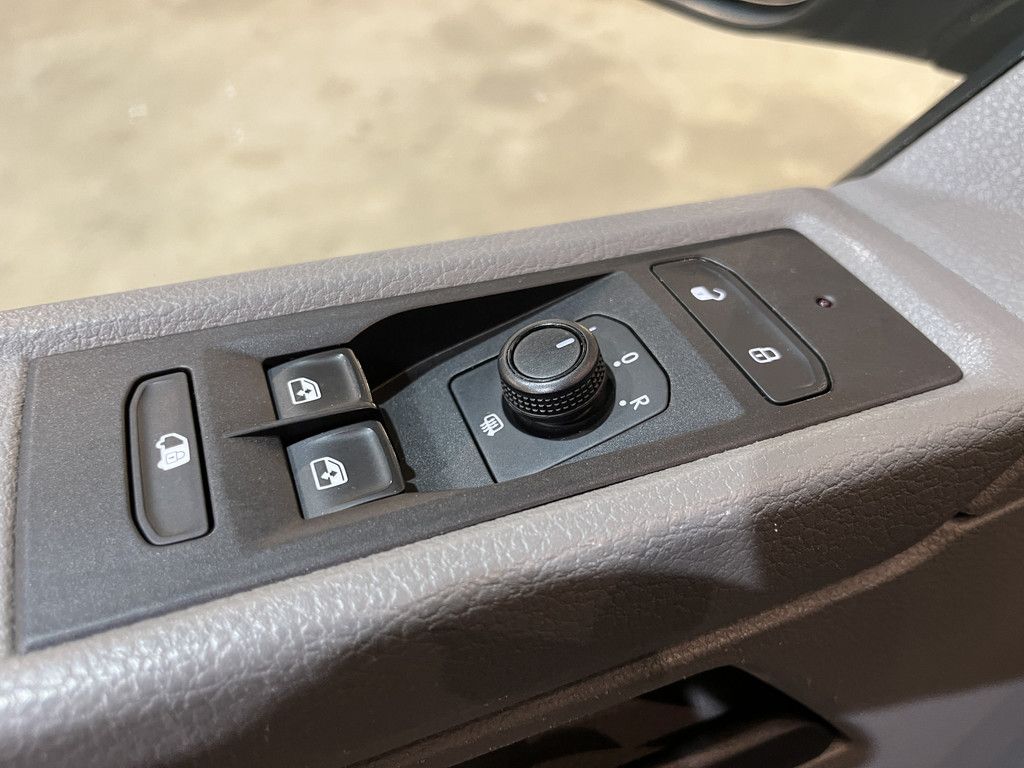 Volkswagen Transporter 2.0 TDI L1H1 150 PK Automaat / Airco / Cruise Control Adap. / CarPlay / PDC / Navigatie / 3-Zits