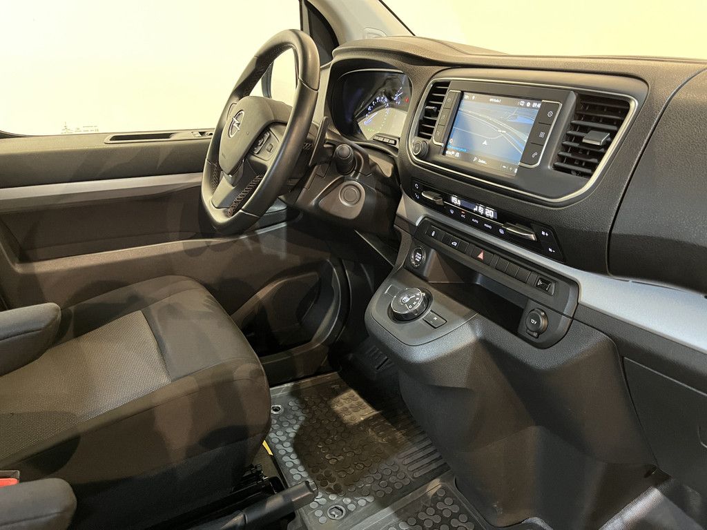 Opel Vivaro 2.0 CDTI L3H1 Innovation 180 PK Automaat / Airco / CarPlay / Camera / Cruise Control / Navigatie / Trekhaak / 34.000 KM !!