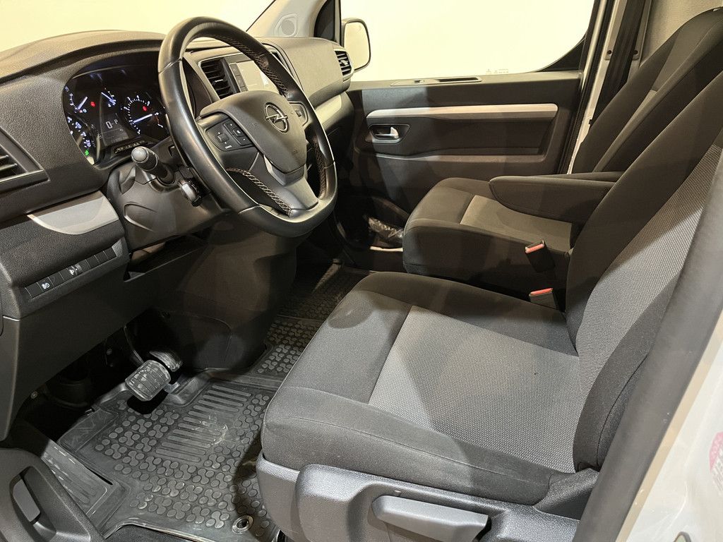 Opel Vivaro 2.0 CDTI L3H1 Innovation 180 PK Automaat / Airco / CarPlay / Camera / Cruise Control / Navigatie / Trekhaak / 34.000 KM !!