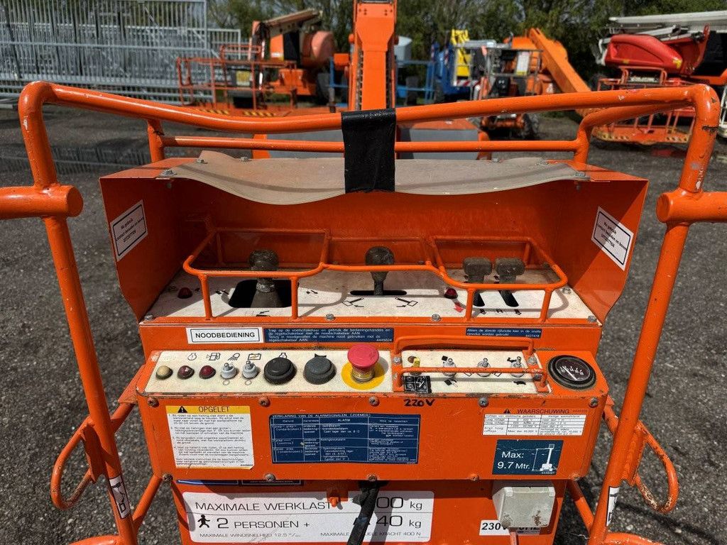 Hitachi HX99B-2 Diesel-Teleskoparbeitsbühne 11,7 m 2007
