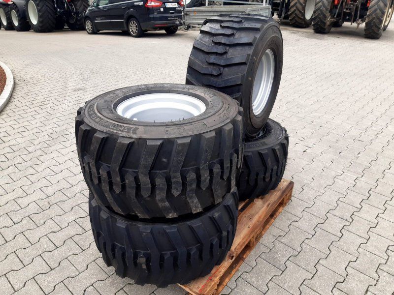 BKT 31X15.50-15 SKID