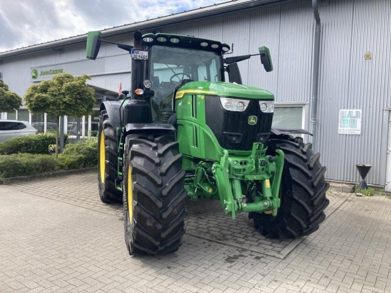 John Deere 6R230