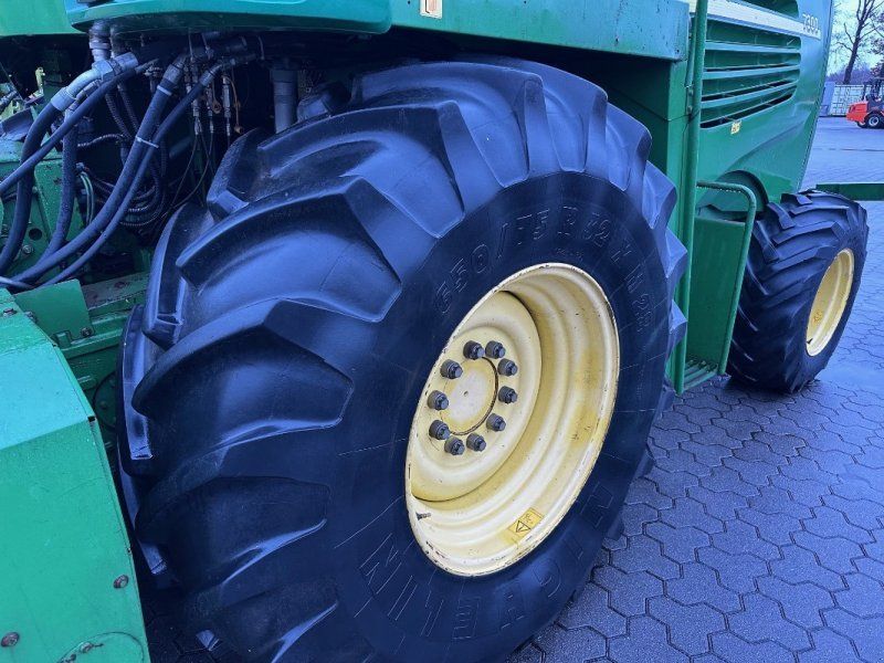 John Deere 7300