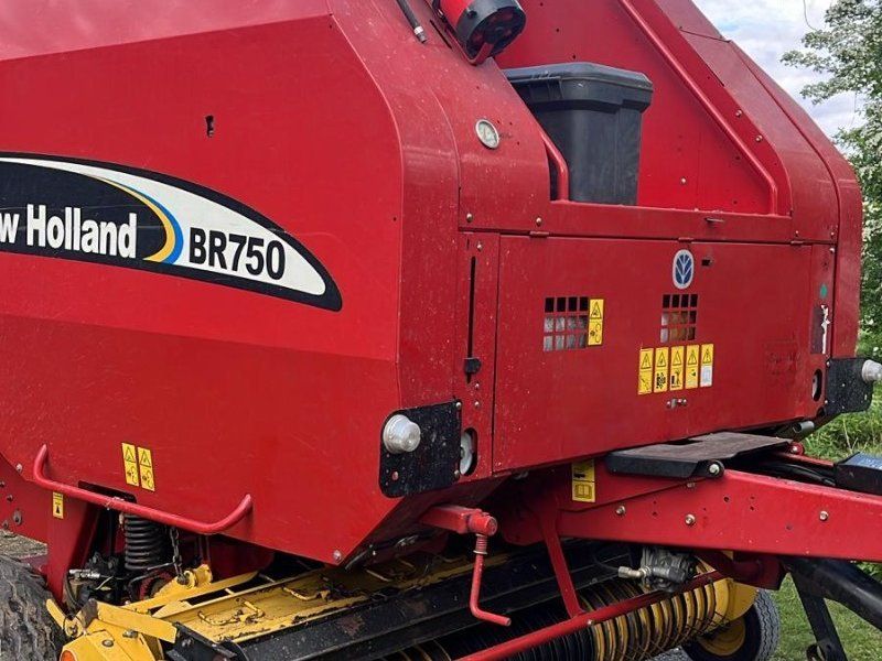 New Holland BR 750