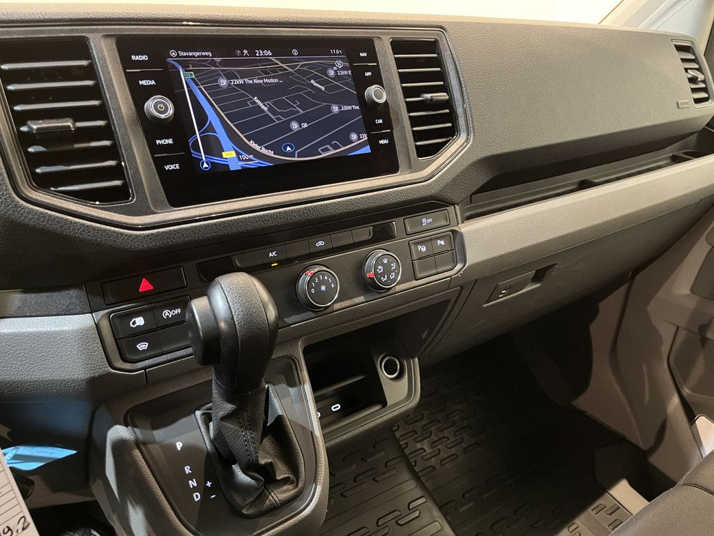 Volkswagen Crafter 35 2.0 TDI L3H3 140 PK Automaat / Euro 6 / Trekhaak 3.000 KG / Airco / Cruise Control / PDC / CarPlay / Navigatie / 3-Zits / 49.350 KM !!