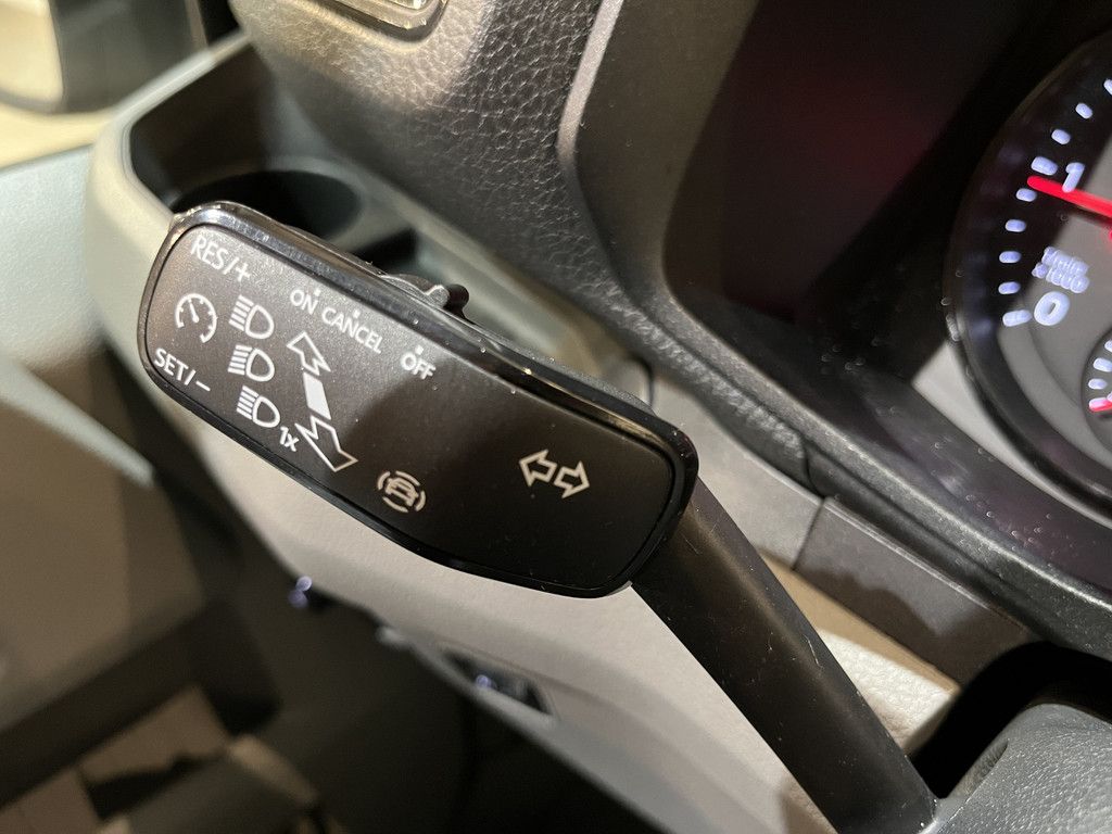 Volkswagen Crafter 35 2.0 TDI L3H3 140 PK Automaat / Euro 6 / Trekhaak 3.000 KG / Airco / Cruise Control / PDC / CarPlay / Navigatie / 3-Zits / 49.350 KM !!