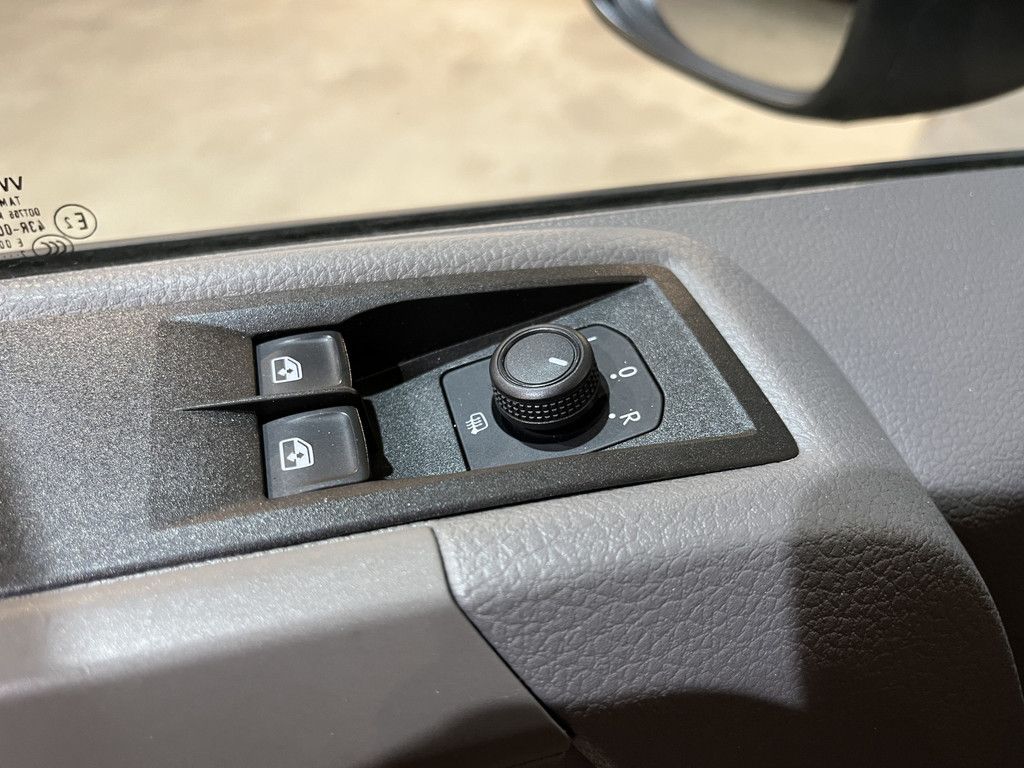 Volkswagen Crafter 35 2.0 TDI L3H3 140 PK Automaat / Euro 6 / Trekhaak 3.000 KG / Airco / Cruise Control / PDC / CarPlay / Navigatie / 3-Zits / 49.350 KM !!