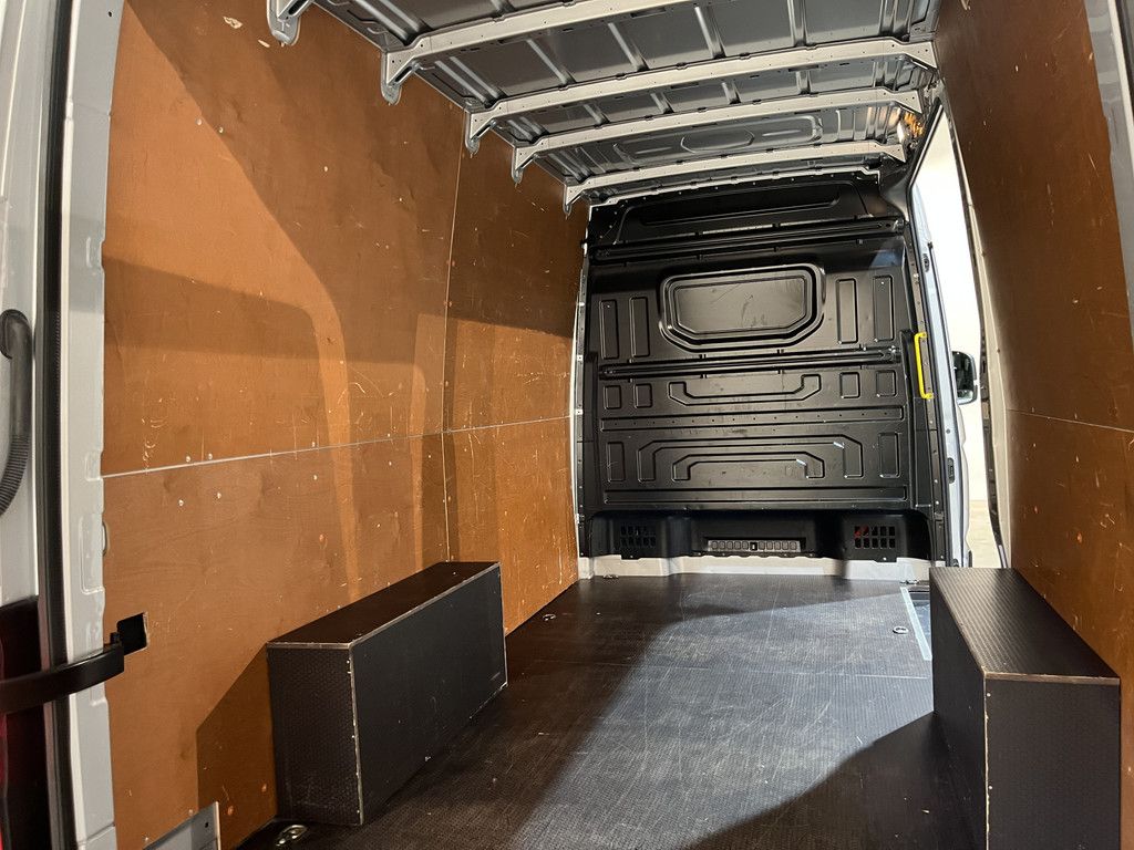 Volkswagen Crafter 35 2.0 TDI L3H3 140 PK Automaat / Euro 6 / Trekhaak 3.000 KG / Airco / Cruise Control / PDC / CarPlay / Navigatie / 3-Zits / 49.350 KM !!