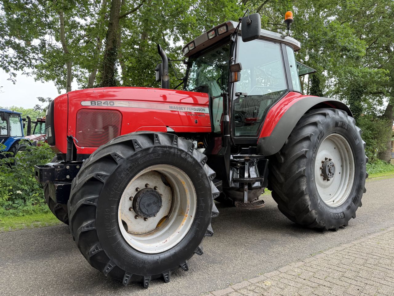 Massey Ferguson 8240