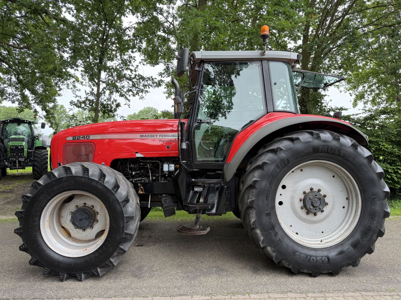 Massey Ferguson 8240