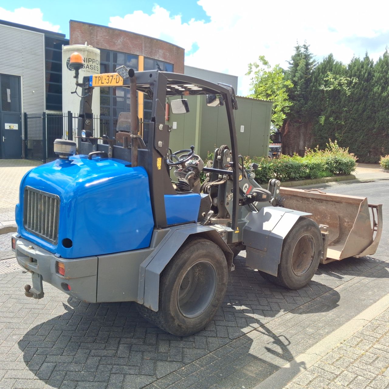 Giant V6004 Xtra Minishovel.
