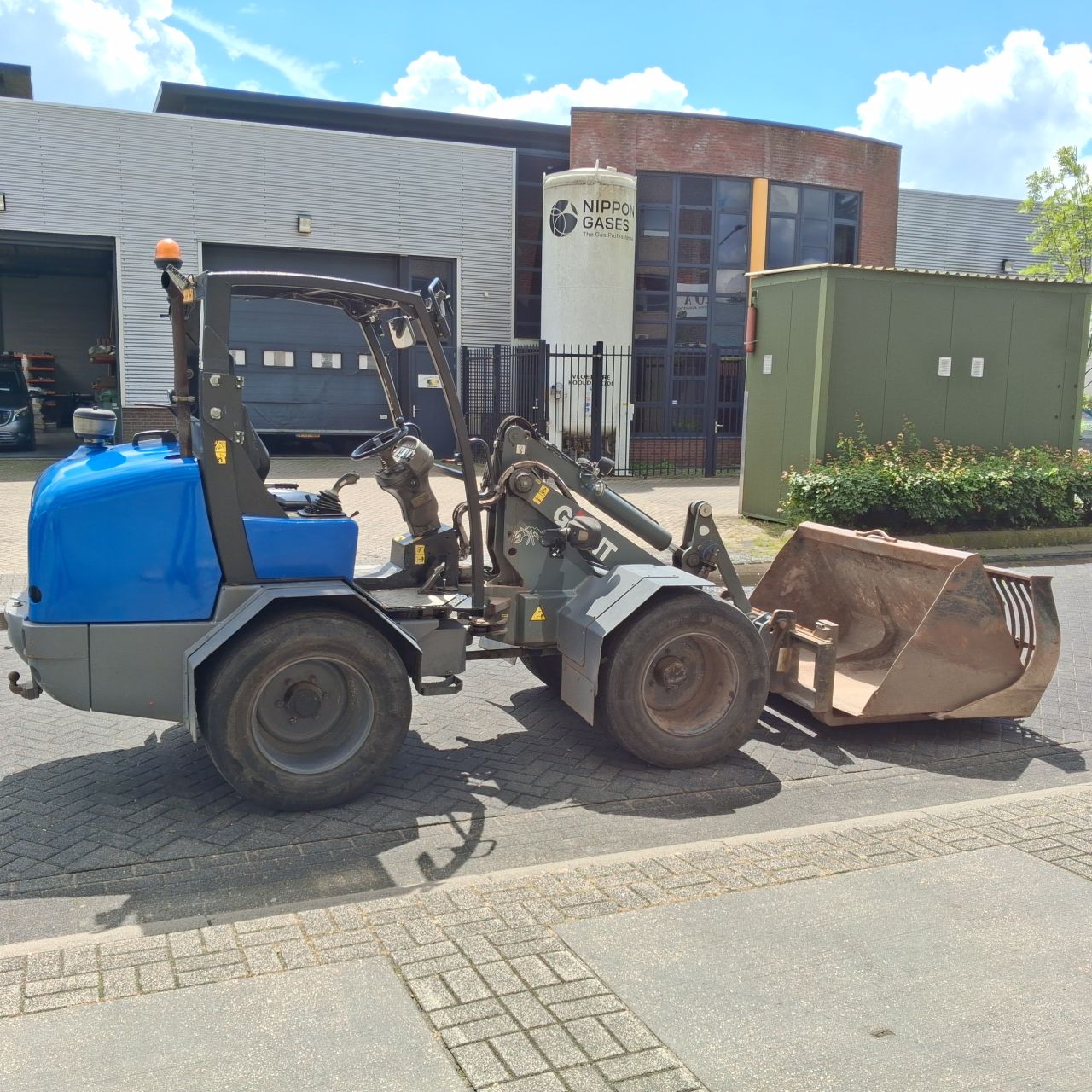 Giant V6004 Xtra Minishovel.