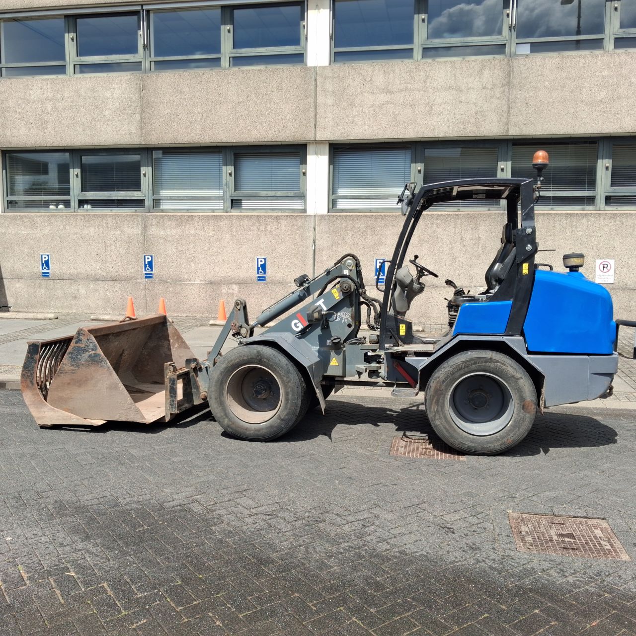Giant V6004 Xtra Minishovel.