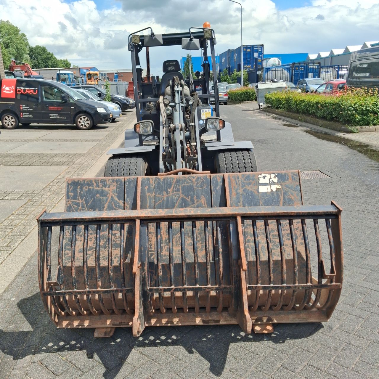 Giant V6004 Xtra Minishovel.