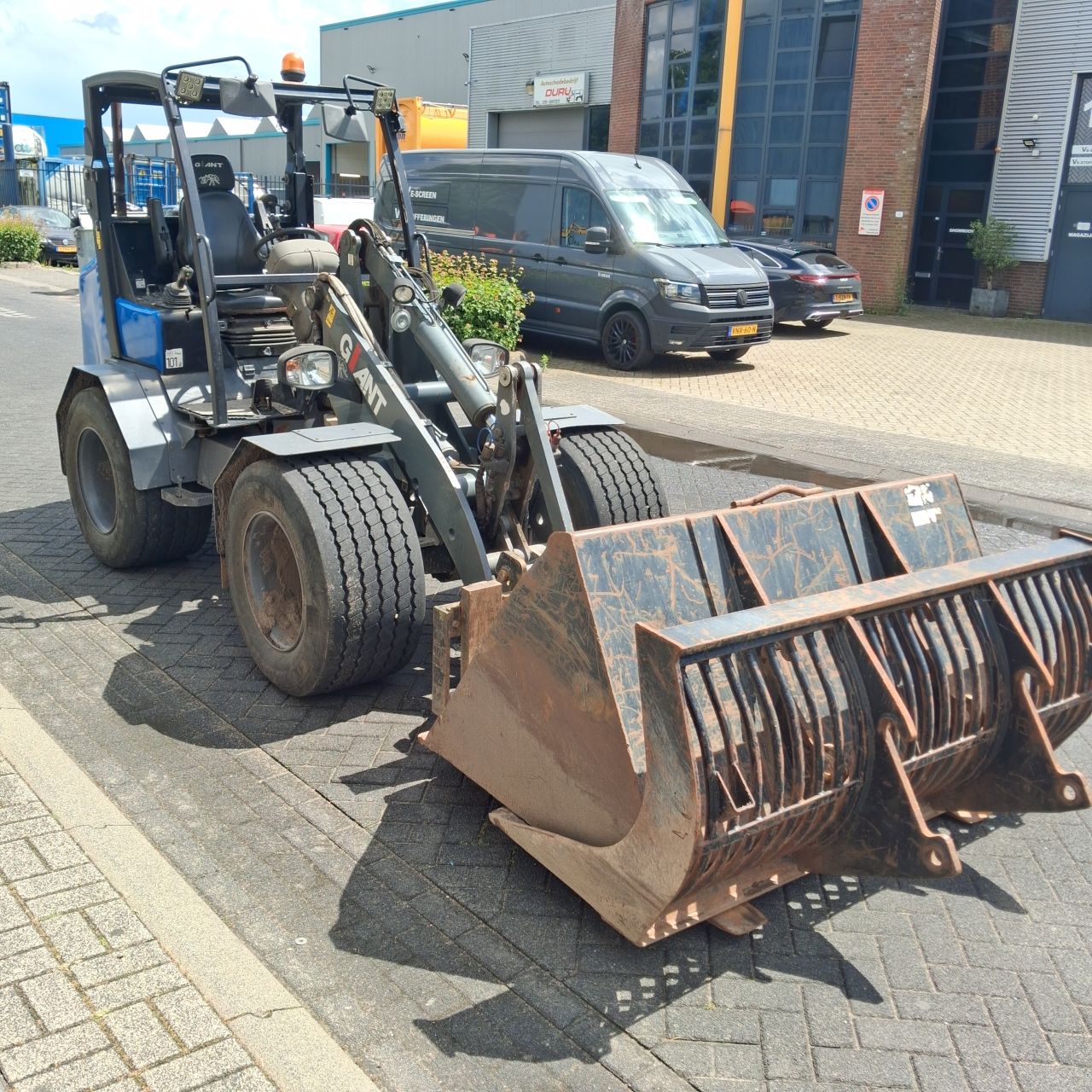 Giant V6004 Xtra Minishovel.