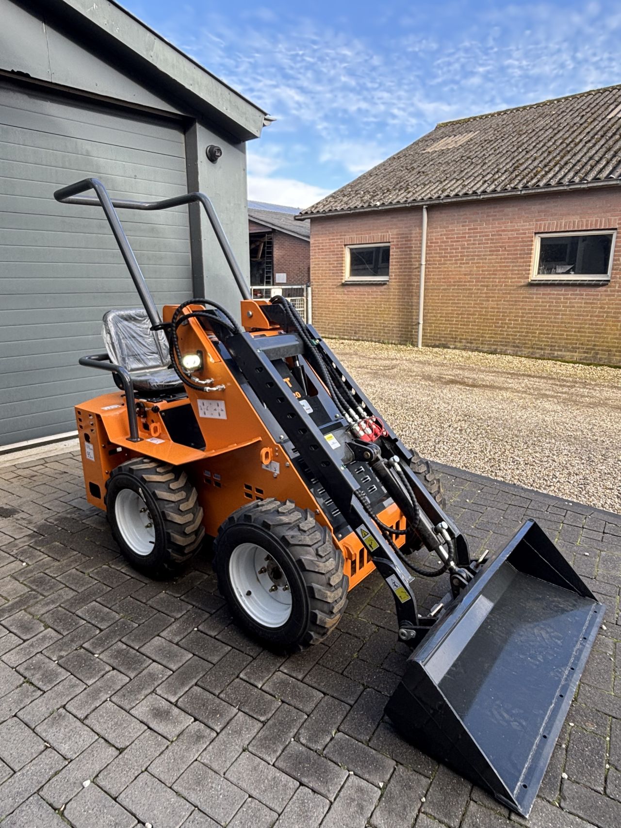 BTC skidsteer skidster Schranklader bobcat