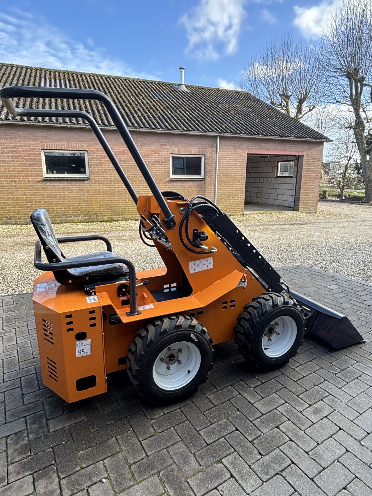 BTC skidsteer skidster Schranklader bobcat