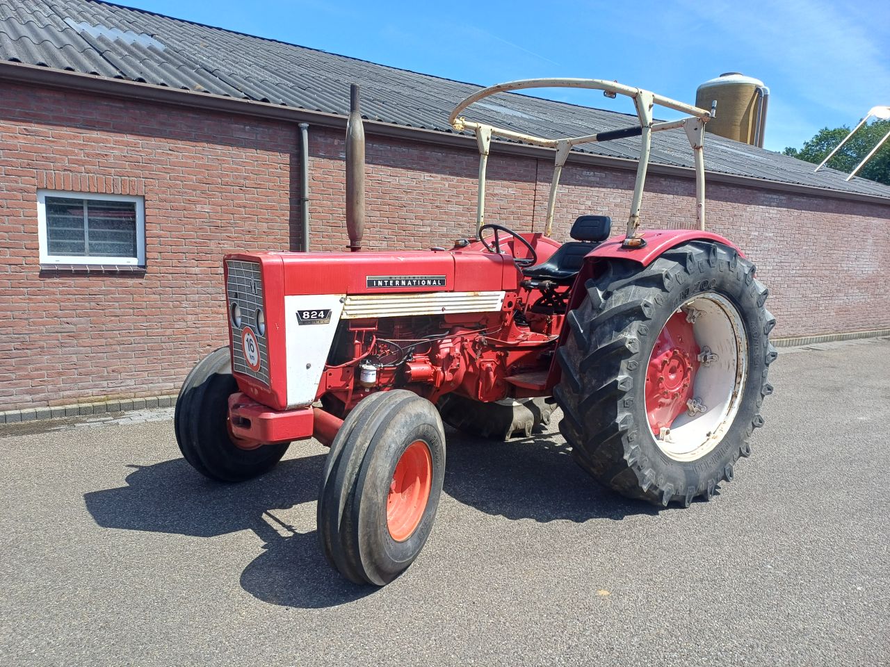 International 824