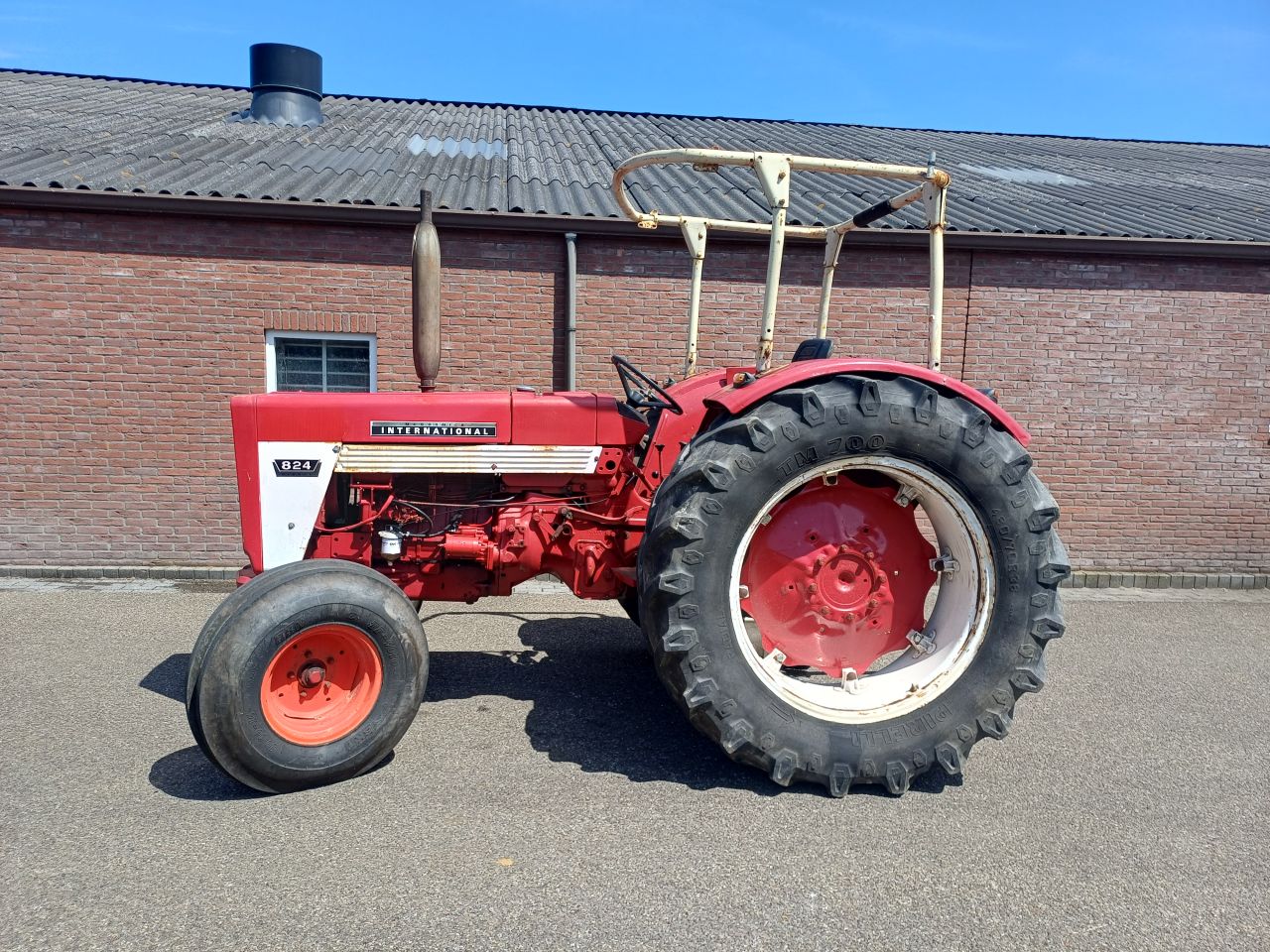 International 824