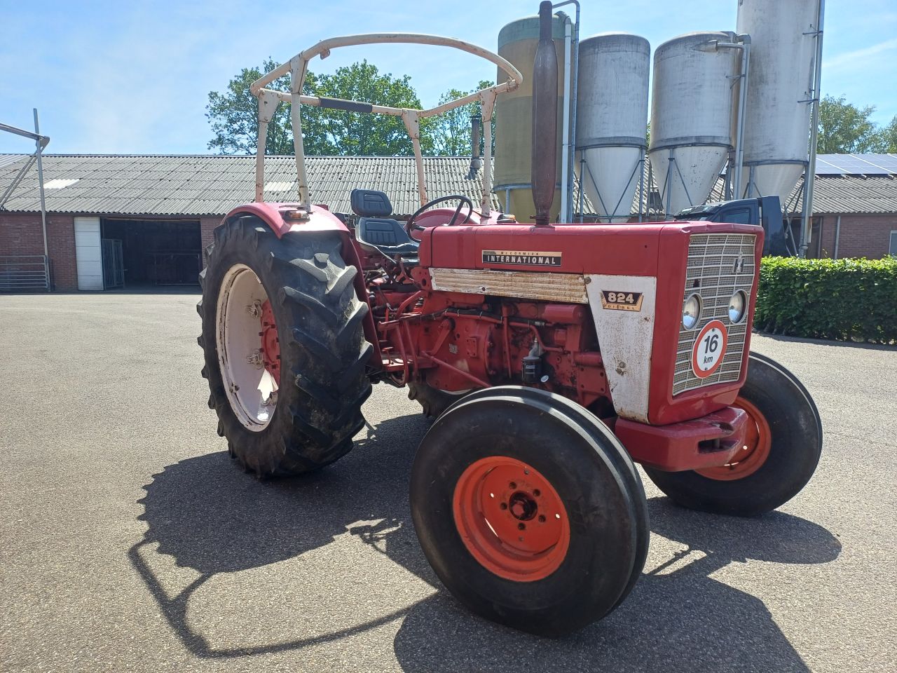 International 824
