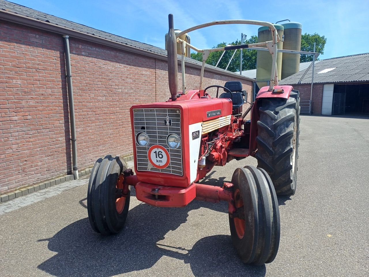 International 824