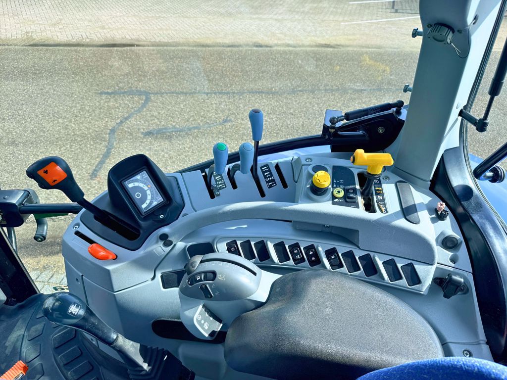 New Holland T6030 Delta Electro Command
