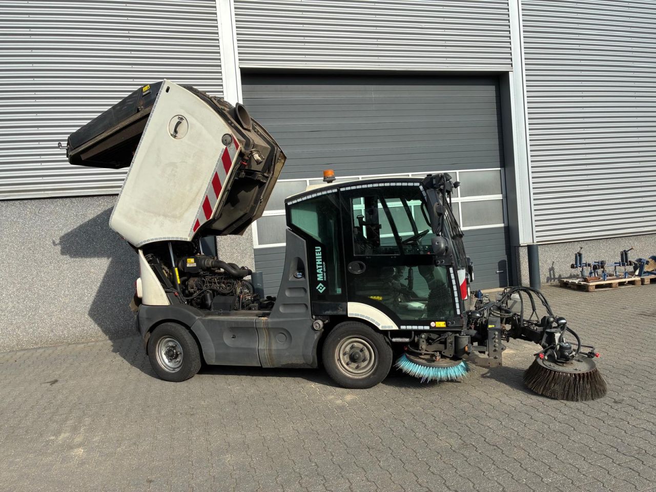 Mathieu MC210 Veeg/zuigwagen