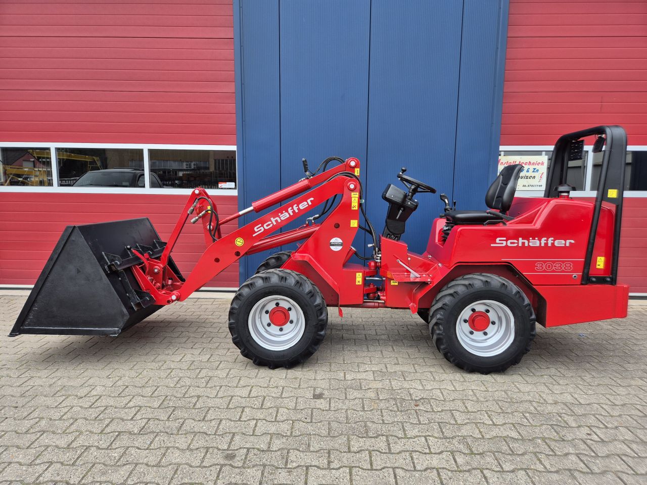SCHAFFER 3038 SHOVEL MET BAK, PALLETVORKEN EN KENTEKEN