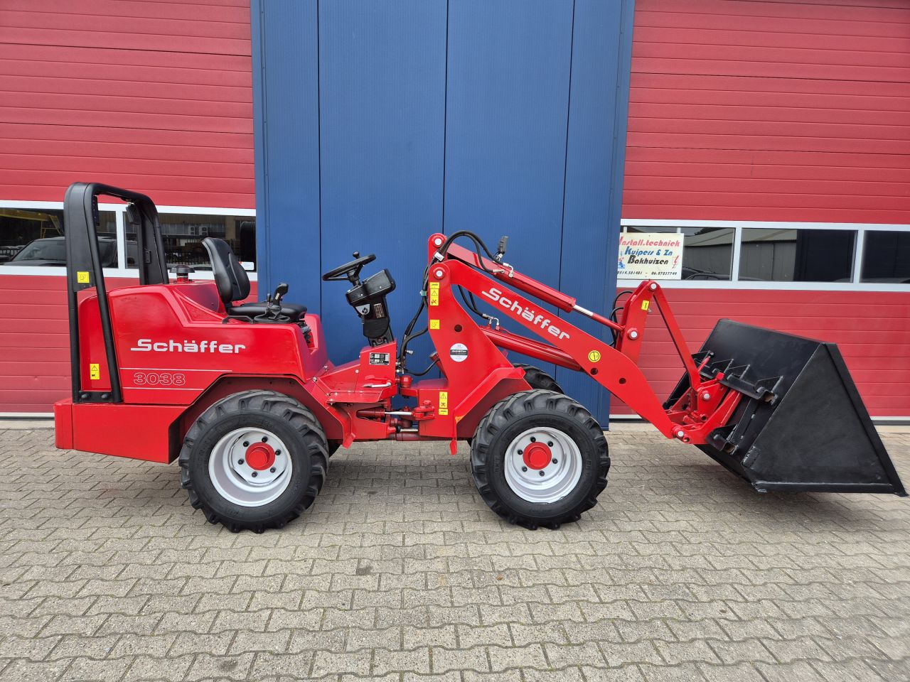 SCHAFFER 3038 SHOVEL MET BAK, PALLETVORKEN EN KENTEKEN