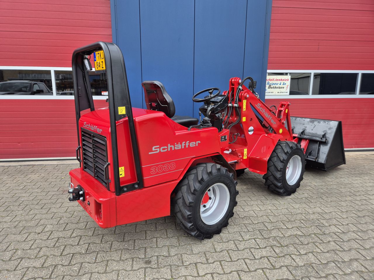 SCHAFFER 3038 SHOVEL MET BAK, PALLETVORKEN EN KENTEKEN