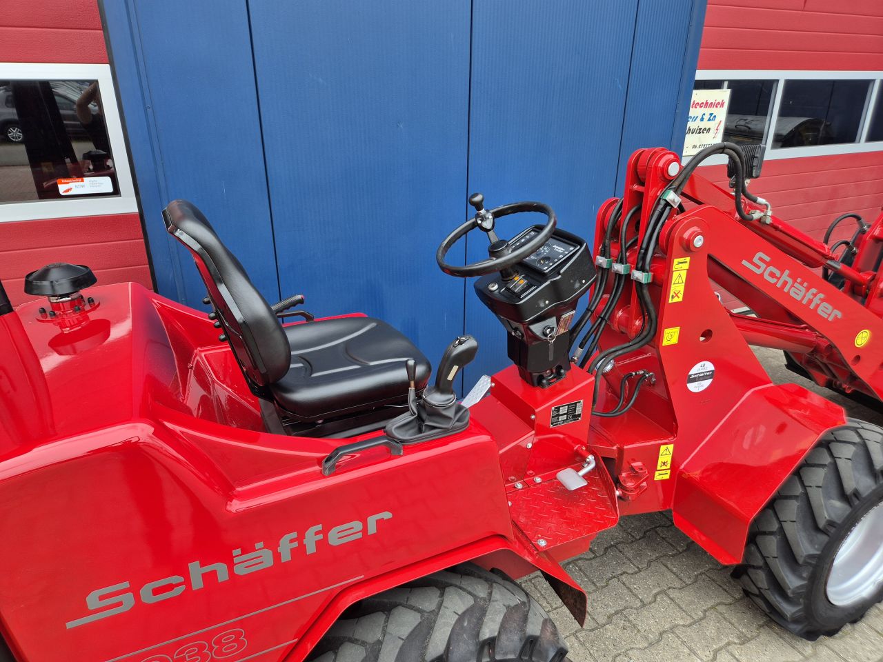 SCHAFFER 3038 SHOVEL MET BAK, PALLETVORKEN EN KENTEKEN