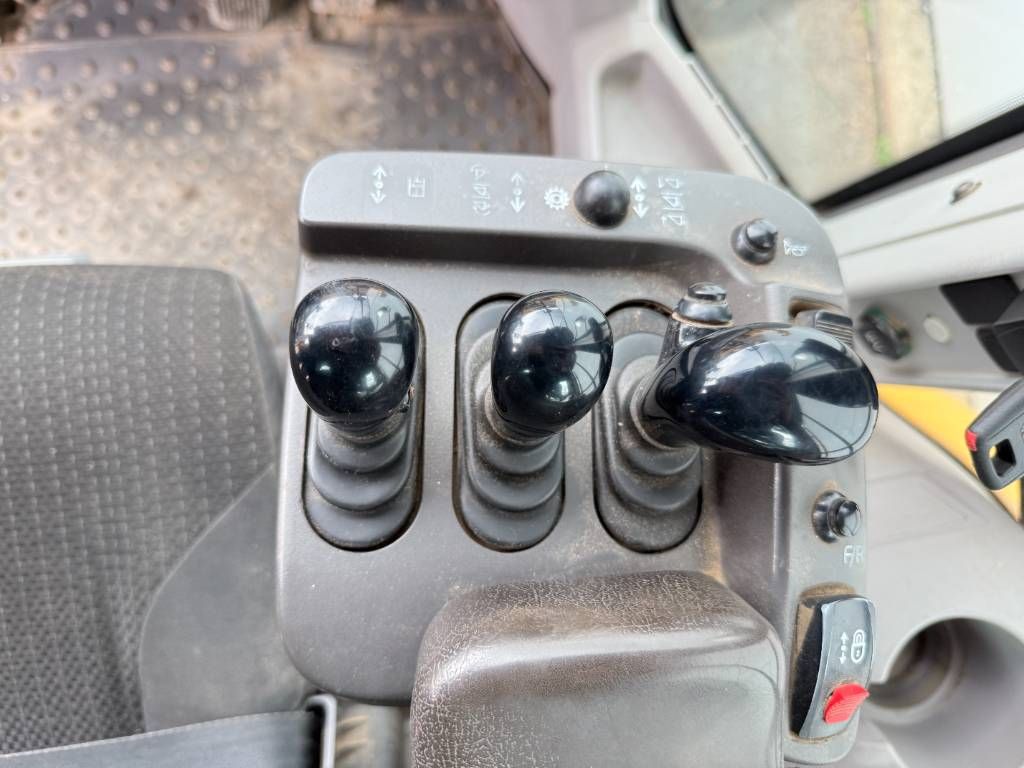 Volvo L120H - 3rd Function / Quick Coupler
