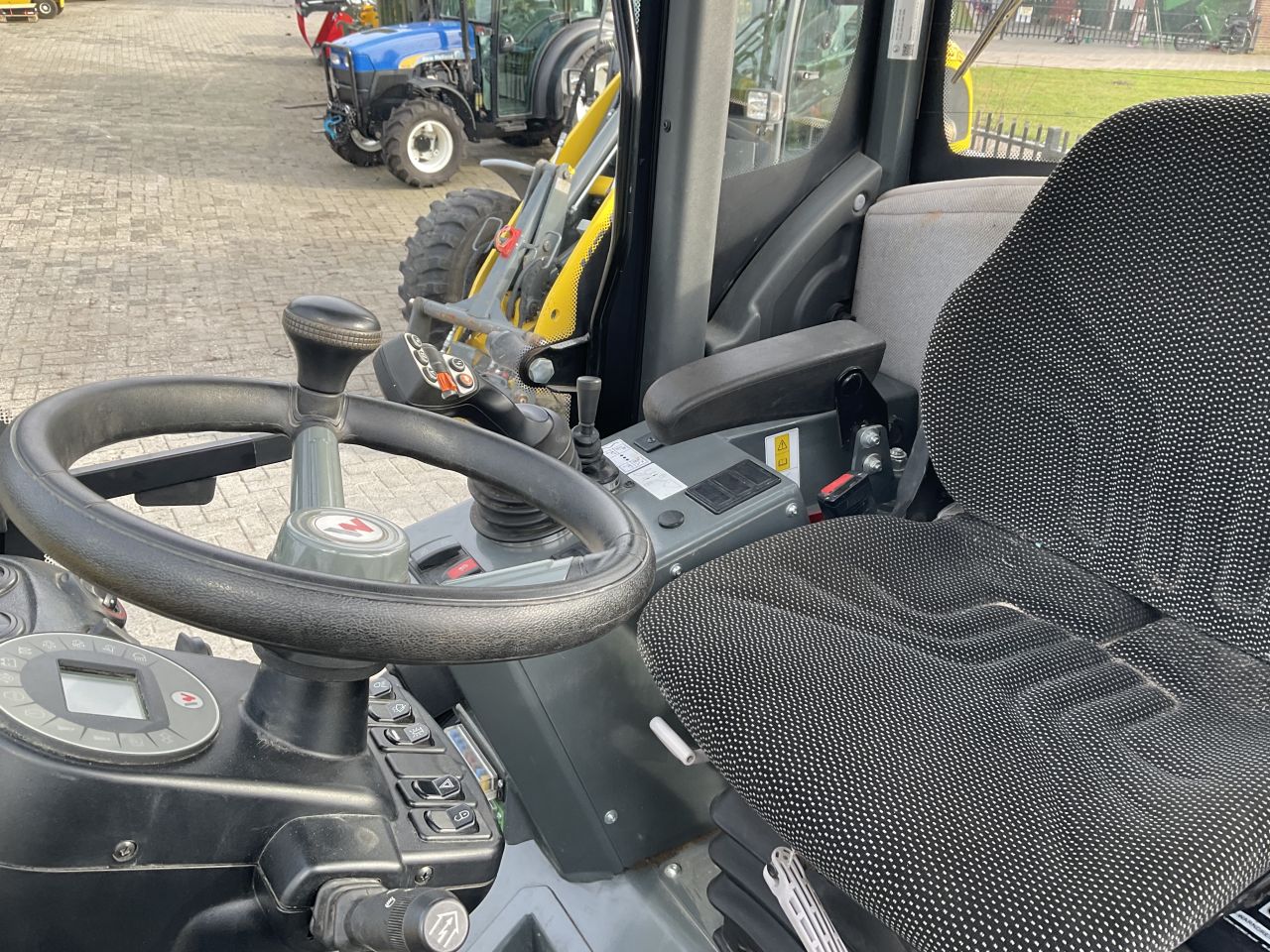 Wacker Neuson WL 44 shovel. 2024
