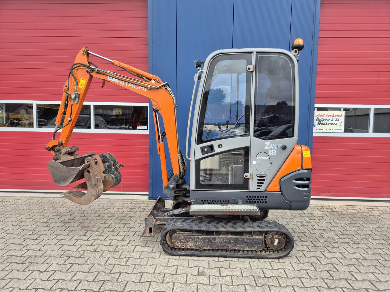 HITACHI ZX18 GRAAFMACHINE MET 3 BAKKEN PRIJS MARGE