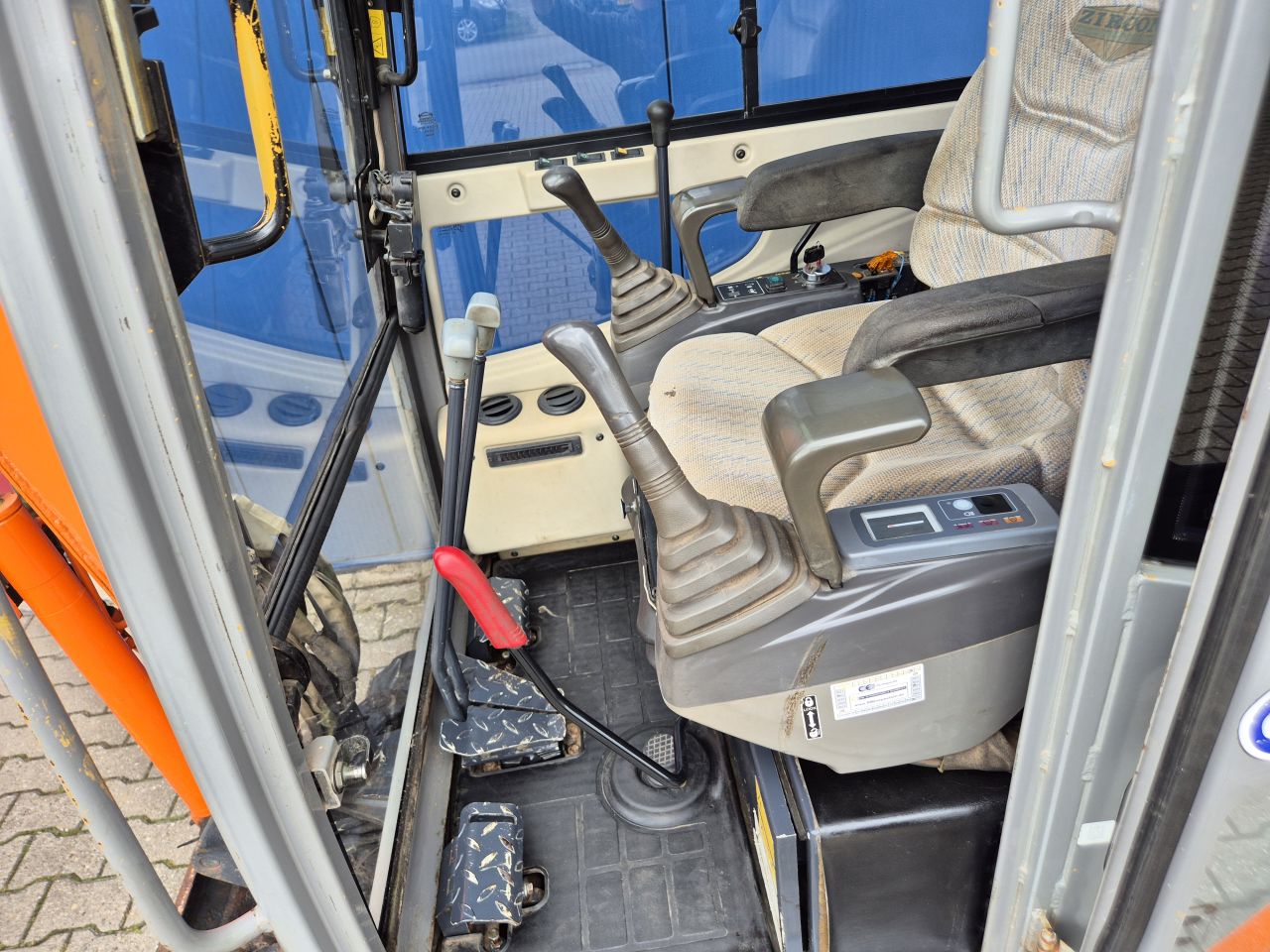 HITACHI ZX18 GRAAFMACHINE MET 3 BAKKEN PRIJS MARGE