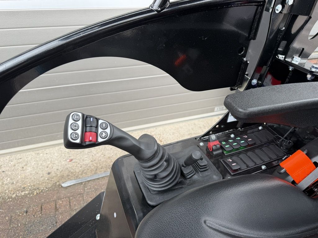 Giant G2700 X-TRA HD+ BLACK edition minishovel NIEUW €805 LEASE
