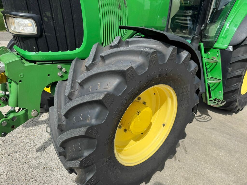 John Deere 6520