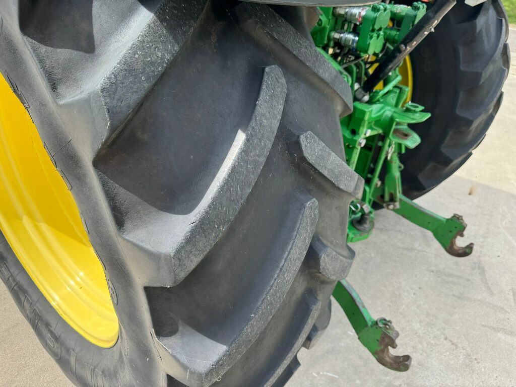 John Deere 6520