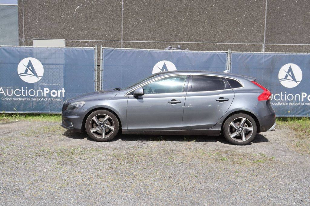 Volvo V40 Petrol 150hp Passenger Car 2014
