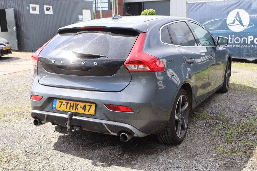 Volvo V40 Petrol 150hp Passenger Car 2014