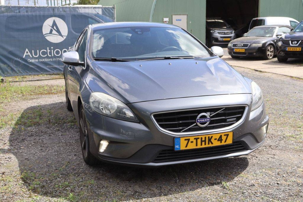 Volvo V40 Petrol 150hp Passenger Car 2014