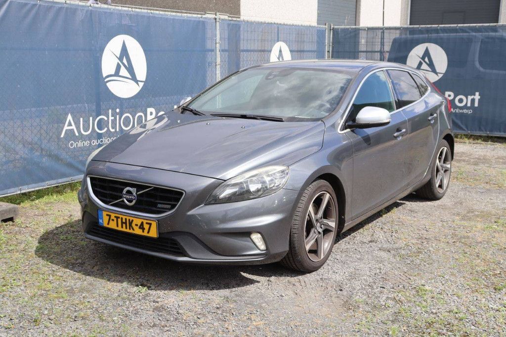 Volvo V40 Petrol 150hp Passenger Car 2014