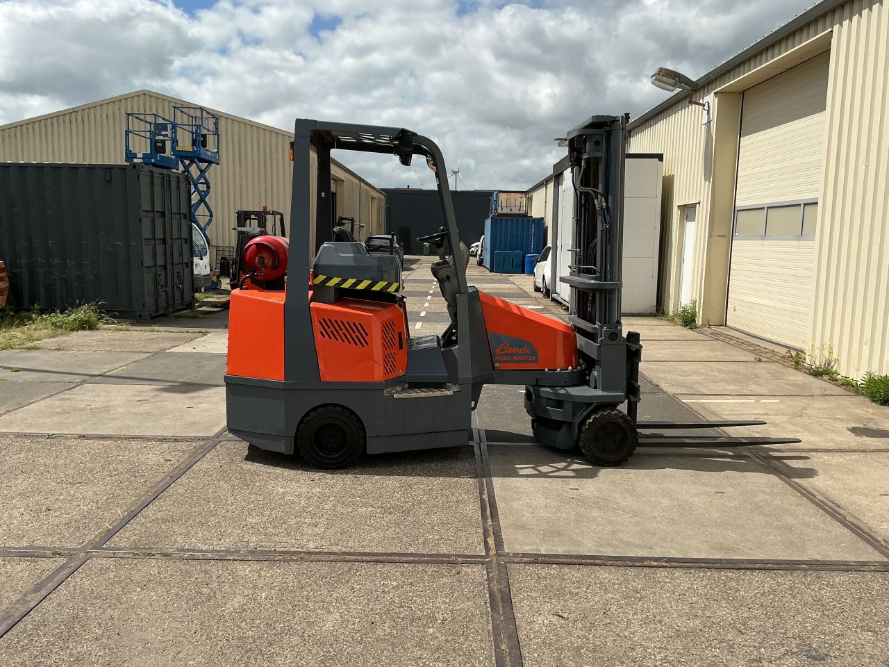Bendi Aisle Master knikvorkheftruck LPG