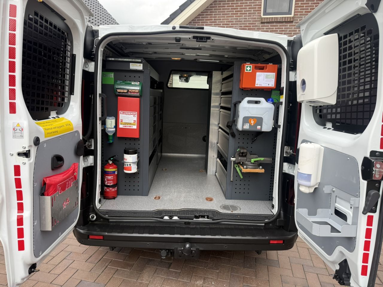 Renault Trafic service bus met Bott inrichting Victron 3000 Watt
