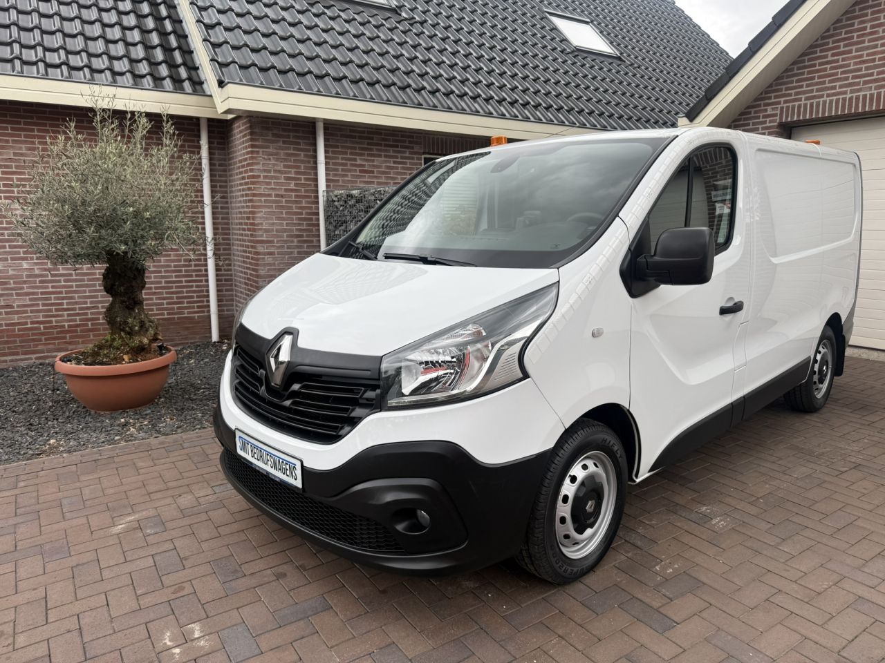 Renault Trafic service bus met Bott inrichting Victron 3000 Watt