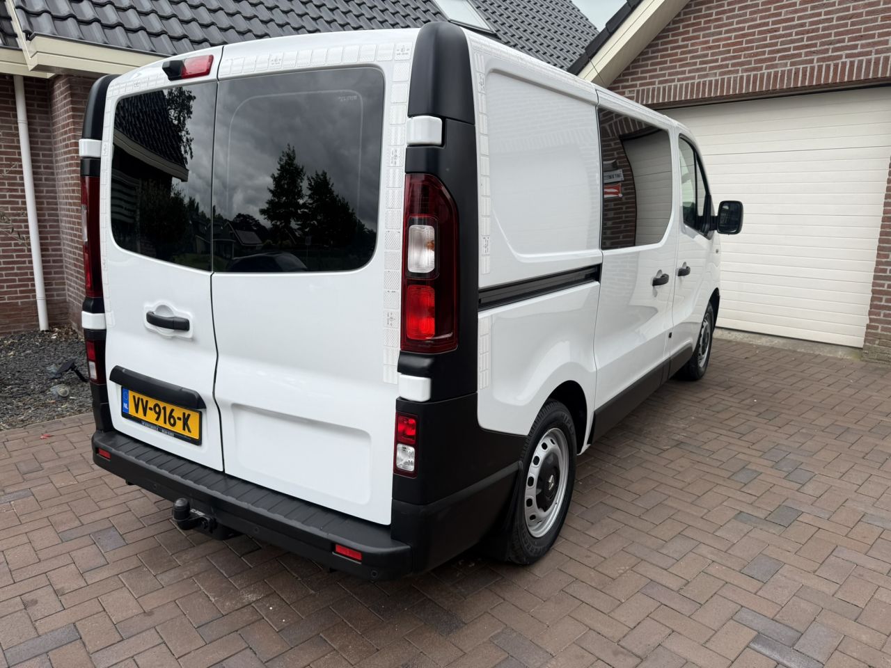 Renault Trafic service bus met Bott inrichting Victron 3000 Watt